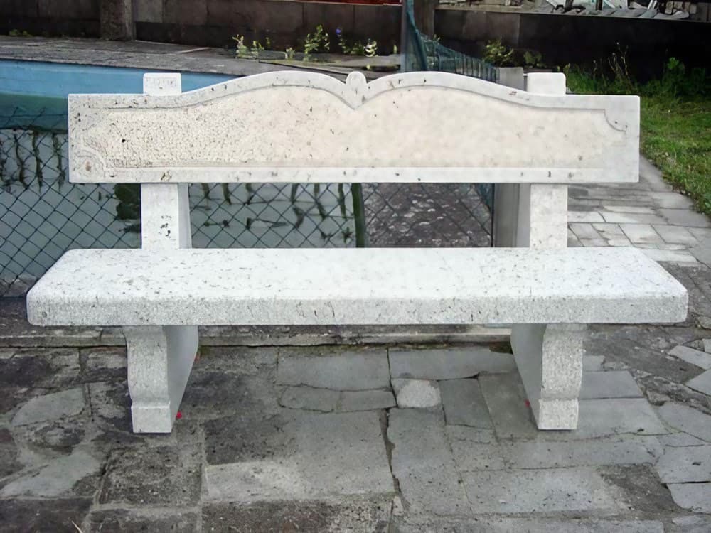 Bancos y mesas en piedra artesanales