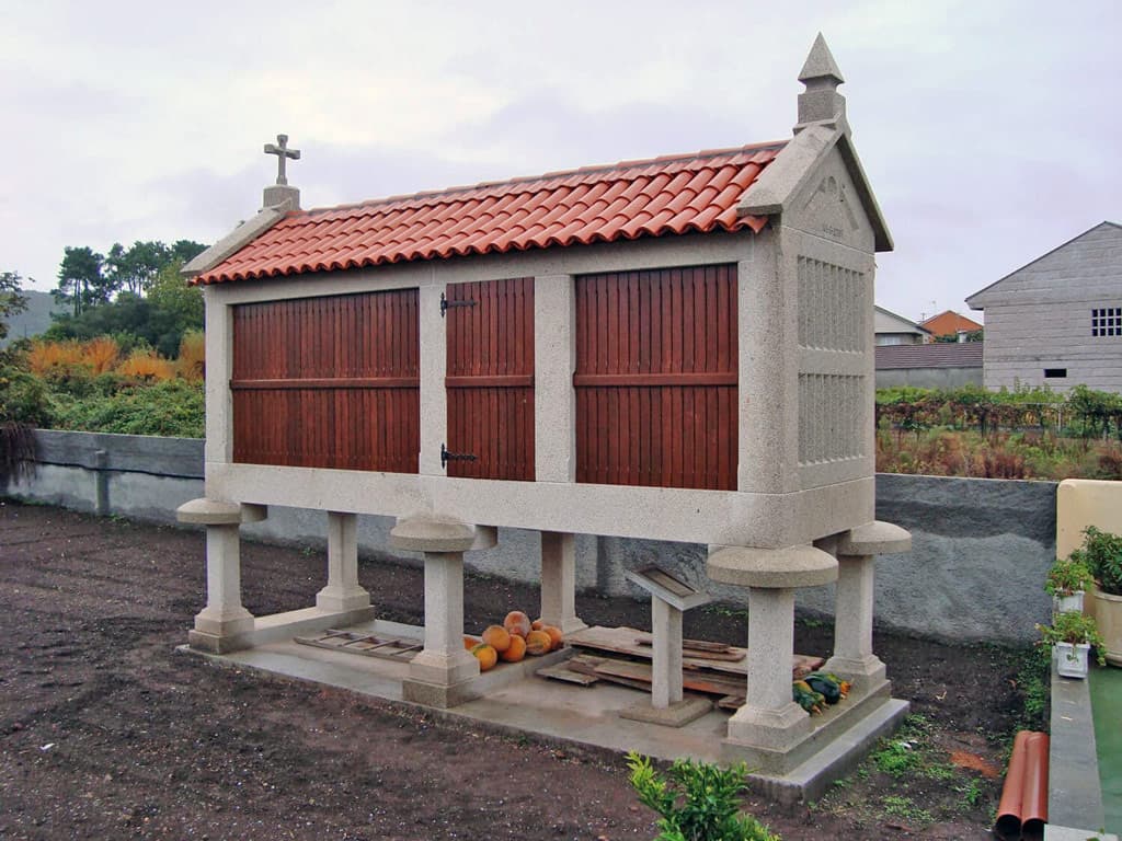 Complete su decoración exterior con un hórreo