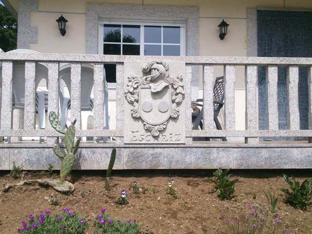 Escudos heráldicos de piedra en Pontevedra